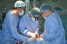 Ho ra bọt hồng, một Việt kiều Mỹ nhập viện vì van tim hư hỏng nặng
